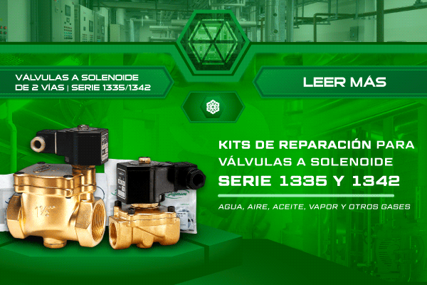 Válvulas a solenoide Jefferson de las Series 1335 y 1342, con cuerpos de latón y bobinas negras, junto a sus kits de reparación sobre un fondo industrial verde de Pehuen.